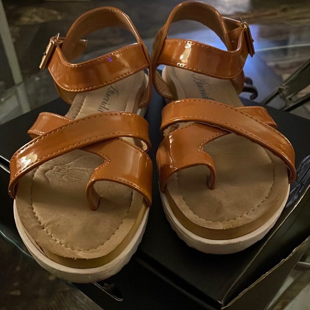 Womens sandals size 7 tan Atrevida with strap and buckle